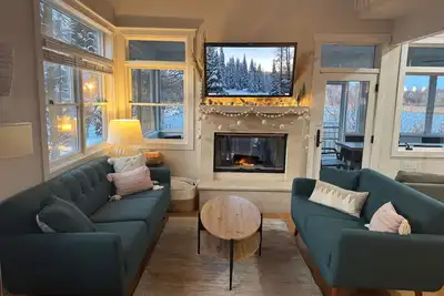 Image de Lakefront w/ your own sandy beach! Sleeps 17. Family friendly! No Pets