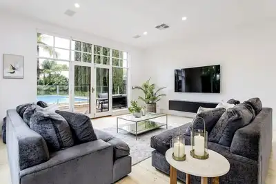 Image de Oasis - Luxe living, with pool / walk to cafes