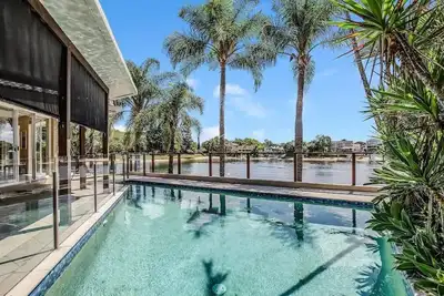 Image de 5 Bedroom Water Front Home Broadbeach Waters. Sleeps 10.