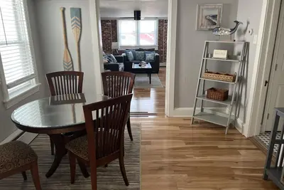 Image de Adorable 1st floor apartment 2 blocks to the beach.