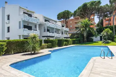 Joli appartement pour 4 personnes avec piscine, Wifi, Tv, patio et parking