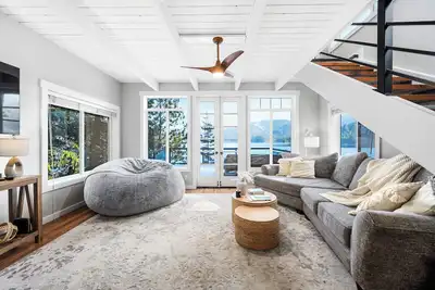 Image de Lake Front Oasis- Breathtaking Views- Hot Tub- Dock-8 Min to Town