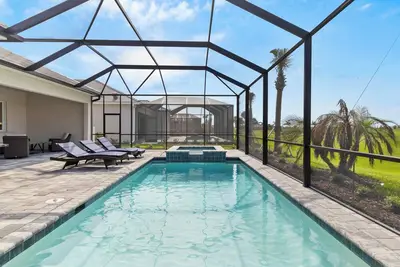Image de Escape to Luxury: Private Pool with Golf Views
