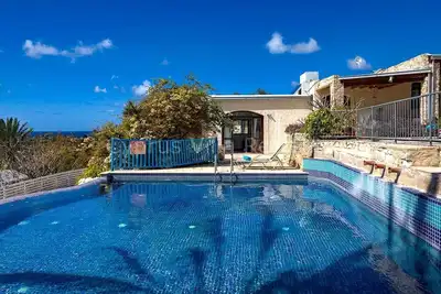 Villa Chateau Rock, 4 Bed with Large Private Infinity Pool
