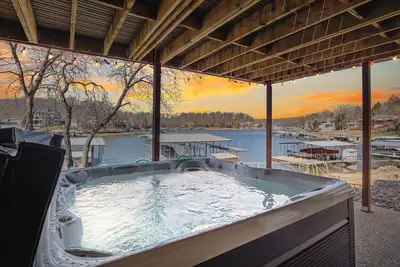 Image de Pool Table, Hot Tub, Arcade Games, Fire Pit & Tiki Bar!