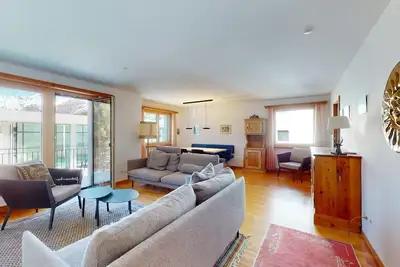Image de Bright 4-room apartment on the 2nd floor.