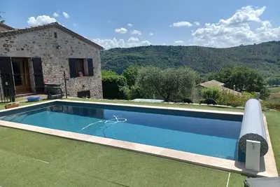 Image de Maison familiale en pierres avec piscine privée au sel