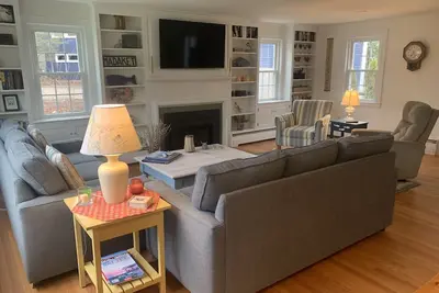 Image de New 4 Bedroom, 2 Bath Home With Large Deck, Sunroom, Sleeps 10.