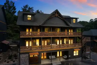 Image de 10 Bedroom In Gatlinburg! Indoor Pool/Theater/Huge Gathering Area!