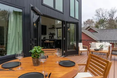 Image de Modern Carriage House in the Hills of Saugatuck