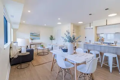 Image de The Surf 203: Luxury Condo on Main St, Near Beach