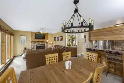 Image de Cozy  condo | shuttle path |  1 mi to ski lifts