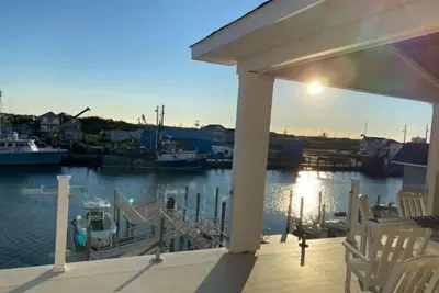 Image de Luxurious Waterfront New Construction Home w/ Elevator