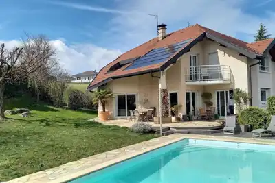 Image de Villa piscine plein sud jardin clos et belle vue montagne