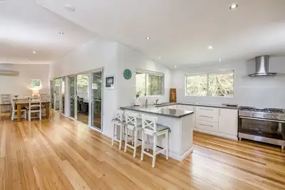 Image de This Sensational Property Overlooks Adjoining Nature Reserve
