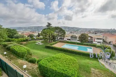 Image de Grand studio avec piscine et vue dégagée