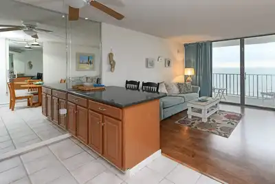 Image de 2 Br Oceanfront Condo in Garden City! Royal Garden Resort 706