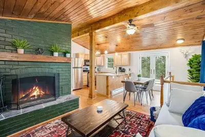 Image de Harpers Ferry Cabin: Hot Tub, Deck, Fire Pit, WiFI