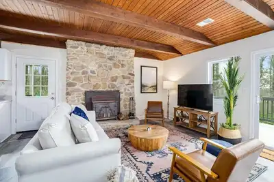 Image de Modern Harpers Ferry Cabin w Hot Tub, Deck, WiFi!