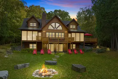 Juniper Presents: Gorgeous Vacay Lodge on Nowland Lake, 10-acres w/Dock + Kayaks