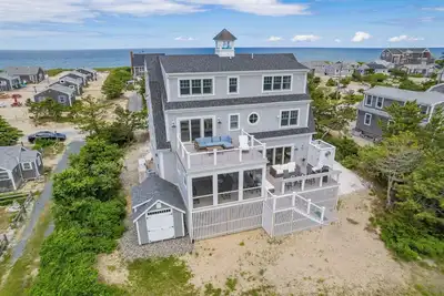 Image de Bright & Beautiful Waterfront Cape Cod Home