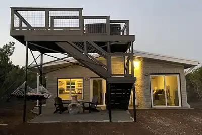 Image de New mod container w\/12-foot deck, hot tub, 360 amazing views, Bogo wine tasting