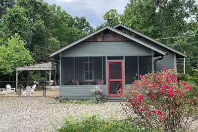 Image de My Happy Place: Updated. Fenced Yard. Screened Porch. Fire Pit. Pet Friendly.