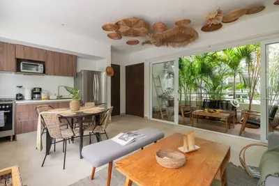 Image de Jardin tropical avec terrasse jungle / piscines + parking
