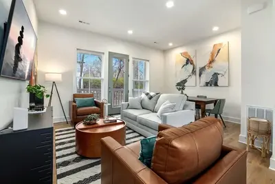 Image de Townhouse On The Hill - Walkable to Dt