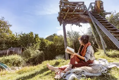 Image de Maison d’hôtes confortable avec sauna, bain nordique et piscine naturelle.