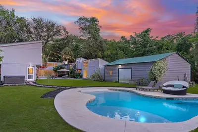 Image de Private Pool~Hot Tub~Fire Pit~Playground~2 King Suites~Only 2 mi from Beach