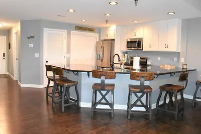 Image de 3 bedroom, 2 bath! Waterfront. Elevator! In and out pool. 2nd floor