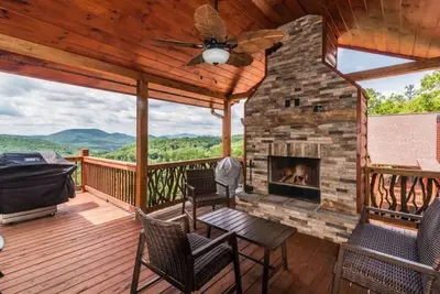 Image de Majestic-mountaintop cabin, hot tub, fireplaces.