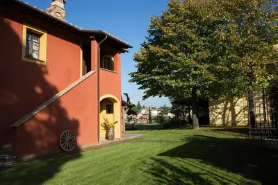 Flat in Lari, A\/C, terrace, pool, restaurant, Wi-Fi, close to the village, Al