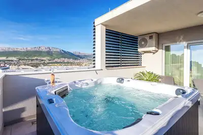 Image de Luxury modern penthouse w. jacuzzi & huge terrace