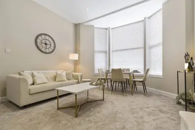 Image de Apt 1 (Ground Floor)-Moderne-Vue ville-Appartement-Salle de bain et douche