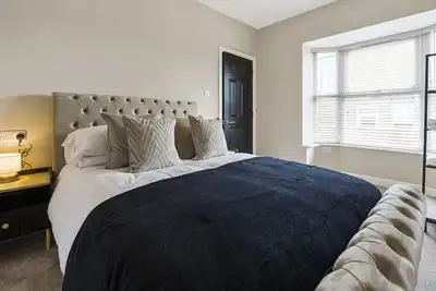 Image de Apt 2 (Ground Floor)-Appartement-Moderne-Salle de bain privée séparée