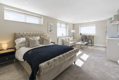 Image de Apt 5 (Top Floor)-Appartement-Moderne-Vue mer-Salle de bain et douche