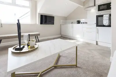 Image de Apt 6 (Top Floor 2 bed)-Moderne-Vue ville-Appartement-Salle de bain privée sé. . .