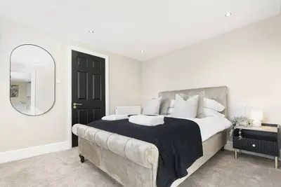 Image de Apt 7 (Ground Floor)-Moderne-Vue ville-Appartement-Salle de bain et douche