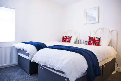 Image de Cottage-Traditionelle-Salle de bain privée séparée-Vue sur Rue