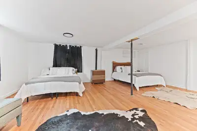 Image de Newly remodeled property near the creek and downtown!