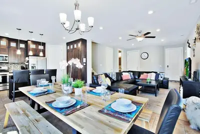 Image de Sleeps 58: Townies | Pool/Spa | Garage | Downtown Location | 420/424/428/432