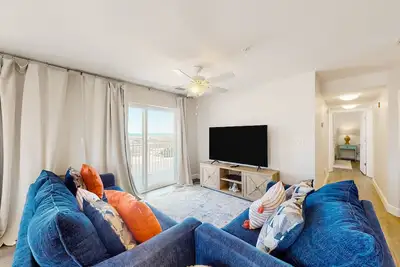 Image de 2nd-floor ocean-view condo with balcony, washer/dryer, & Ac - close to the beach