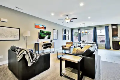 Image de Sleeps 46: Townies | Pool/Spa | Garage | Downtown Location | Entrada 420/424/428