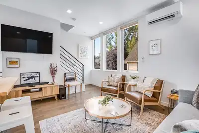 Image de Charming townhouse with soothing view, full kitchen, deck, & W/D - golf nearby