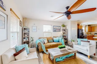 Image de Quiet home with patio, deck, washer/dryer, & beach towels - snowbird-friendly