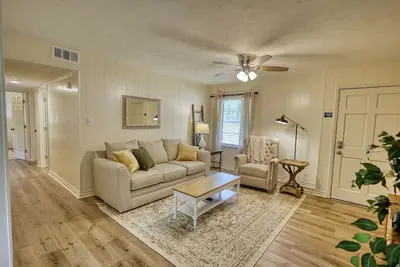 Cozy French Cottage 1\/2 mi from Covington Square