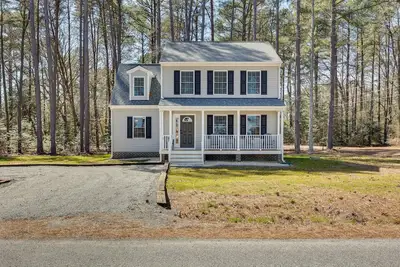 Image de Pet-Friendly Home: Spacious Yard + Community Perks