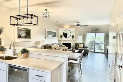 Image de Gorgeous waterfront 2 bed 2 bath condo full amenities Mariners Landing resort